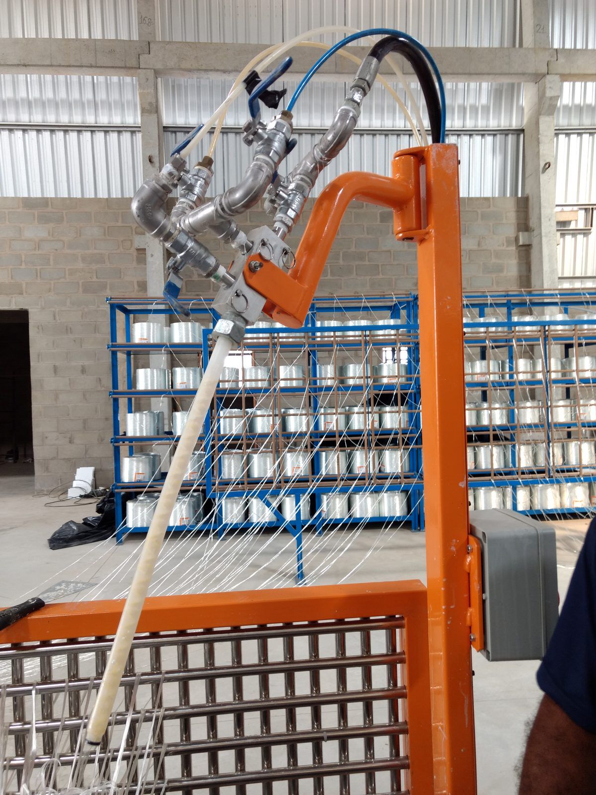 Máquina de bobinamento filamentar de postes em operação