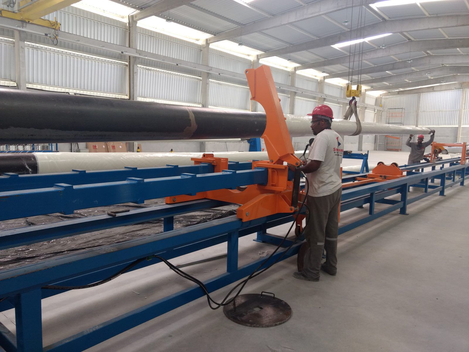 Máquina de bobinamento de postes em operação