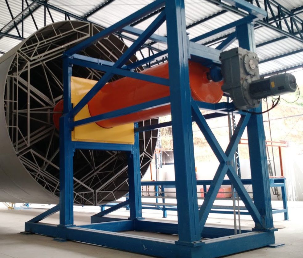 Máquina para bobinamento de tanques