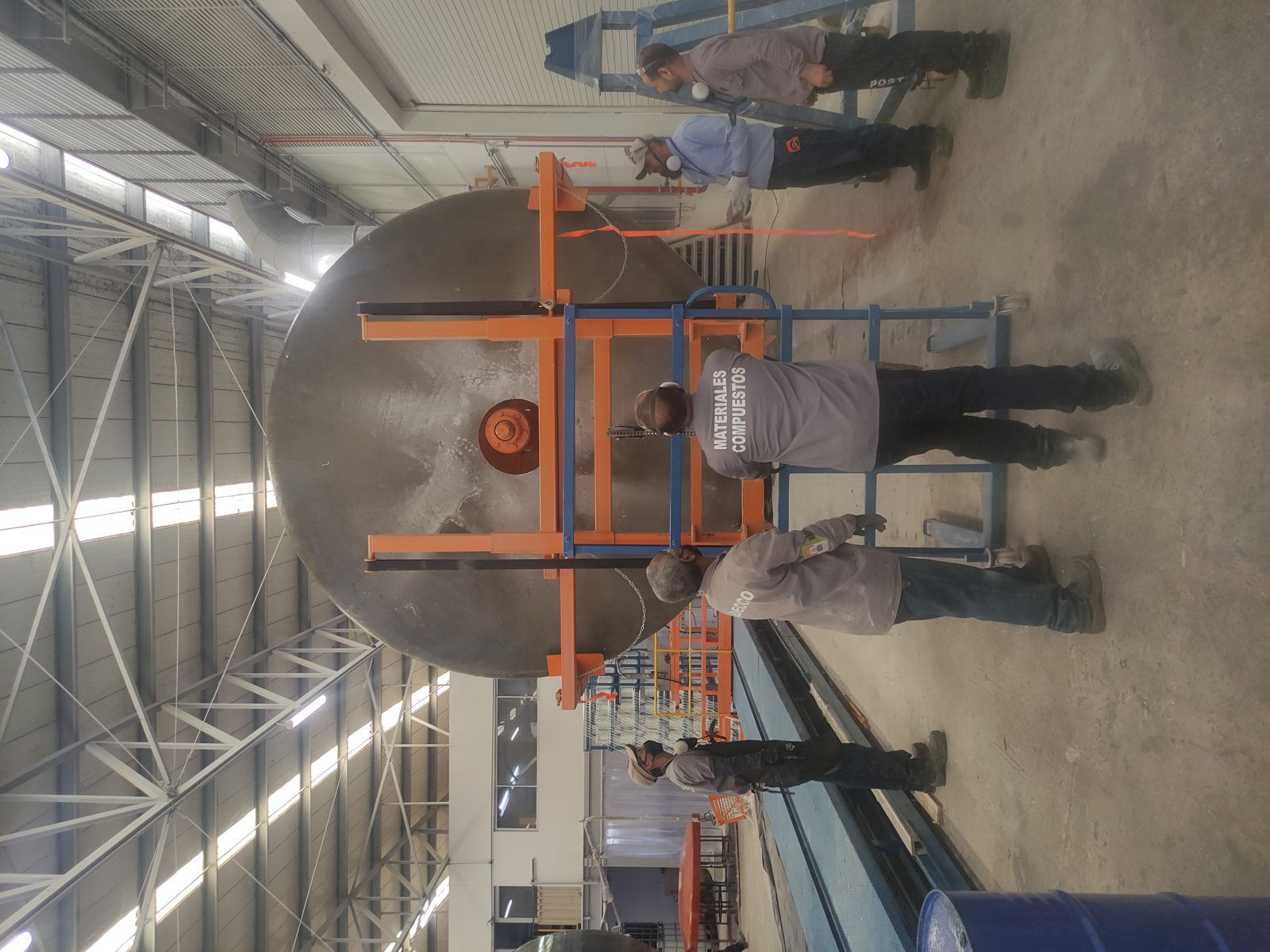 Movimentação de tanque de grande porte na fábrica